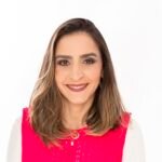 Débora Chiari está de blusa branca e vermelha e é dona da empresa de locação de brinquedos