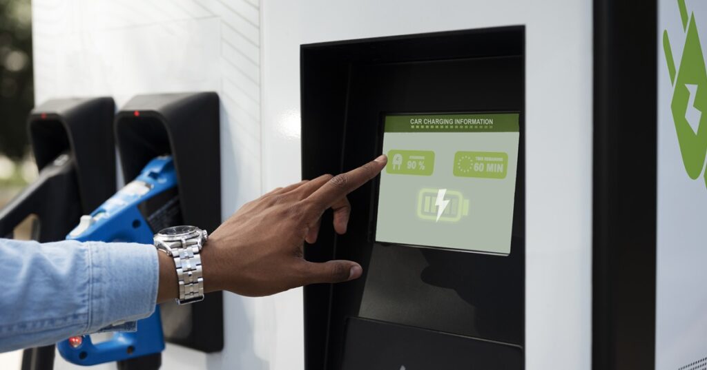 Pessoa está acessando um totem